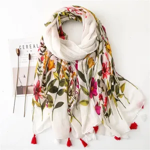 2024 nuovo foulard in cotone stampato con fiori rosa scialli da spiaggia foulard in cotone con stampa floreale con nappine Muslim hijab
