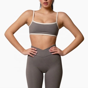Soutien-gorge de sport sans couture rose clair à fines bretelles pour femme, avec maintien moyen et décolleté en V, idéal pour le yoga et les activités sportives - Product Image 3