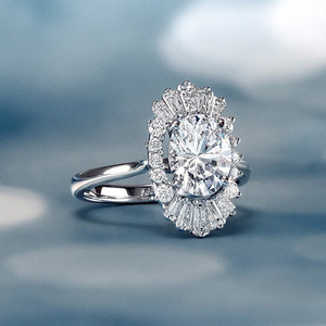 Anello con Zirconia Cubica a Forma Floreale per Donne, Gioiello Elegante e alla Moda con Stile Classico - Product Image 3