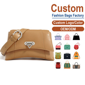 Sac bandoulière en cuir pleine fleur avec rabat incurvé et plaque métallique triangulaire décorative, fermeture magnétique discrète, logo personnalisé disponible - Product Image 1