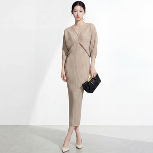 Robe plissée pour <span class=keywords><strong>femme</strong></span> à col en V, manches sculpturales 3/4, corsage superposé, plissé vertical, longueur midi, style Miyake élégant, robe de boutique - Product Image 2