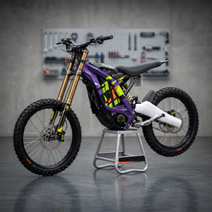 Bicicleta Eléctrica Deportiva de Montaña Surron Light Bee LBX 8Kw Nueva, Color Morado, Verde y Amarillo, con Asiento Negro y Horquillas Doradas - Product Image 2