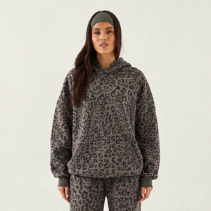 Sudadera con capucha de forro polar premium para mujer, con estampado de leopardo grafito, con cordón y mangas largas, ideal para invierno. - Product Image 1