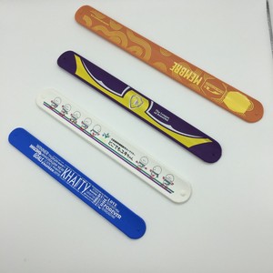 Khuyến Mãi Biểu Tượng Tùy Chỉnh Đầy Màu Sắc Tát Vòng Đeo Tay Giá Rẻ Silicone Tát Ban Nhạc Cao Su PVC Snap Ban Nhạc Với <span class=keywords><strong>Logo</strong></span> Riêng Của Bạn - Product Image 4