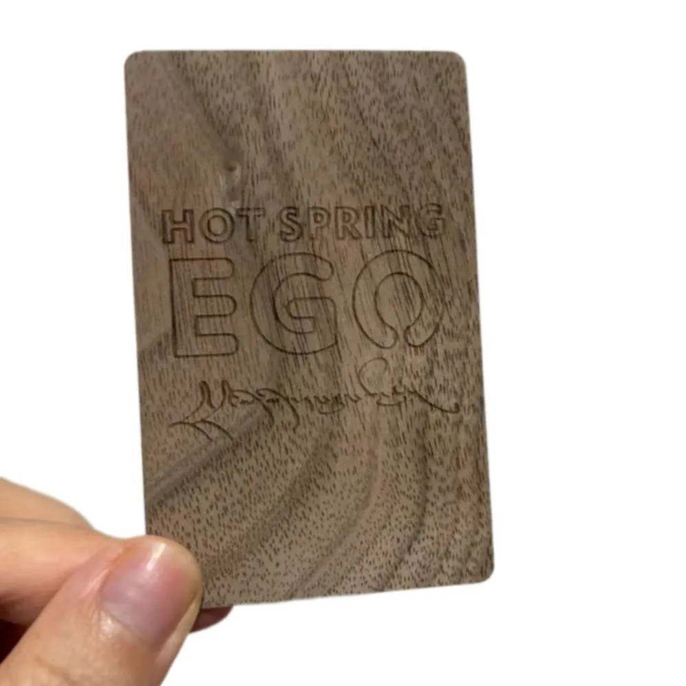 Cartoncino personalizzato inciso a Laser con Logo in legno con carta da visita ecologica HF NFC nero noce Hotel