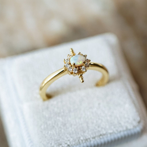 แหวนเงินแท้ S925 ดีไซน์เรียบหรู ประดับโอปอลธรรมชาติทรงรี สีขาว จาก Fairy Designs Jewelry - Product Image 4