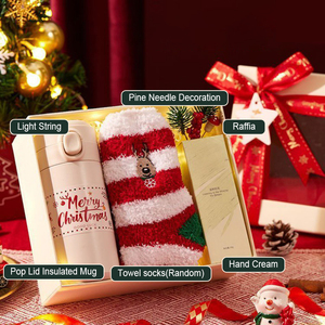 Regalos de Navidad de lujo para <span class=keywords><strong>ella</strong></span> Artículos de conjunto de Navidad Medias de Navidad Bolsa de cosméticos Vaso Cestas de regalo para mujeres - Product Image 2