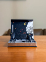 Boîtes cadeaux en papier d'emballage de luxe de qualité supérieure 2025, impression de qualité supérieure, gaufrage VIP, boîte à chocolat avec fermeture magnétique, taille personnalisée