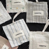Sachet parfumé carré en coton fait main avec boucle de suspension pour désodoriser la voiture et le placard
