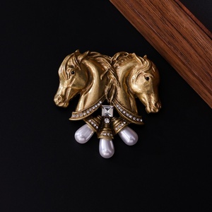 Broche é<span class=keywords><strong>l</strong></span>égante et minimaliste en alliage incrusté <span class=keywords><strong>de</strong></span> perles, motif double tête <span class=keywords><strong>de</strong></span> cheval, style rétro, accessoire polyvalent pour femme - Product Image 2