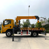 Bras télescopique multifonctionnel à flèche droite, stabilisateurs hydrauliques réglables Grue aérienne montée sur camion pour le levage de marchandises