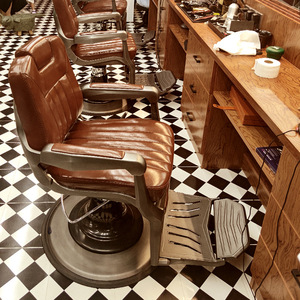 Sillón de Barbería de Metal de Alta Gama, Estilo Americano, con Reposabrazos Giratorios, para Peluquería y Estética Masculina - Product Image 2