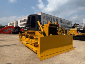 Bulldozer Shantui SD16TL d'occasion à chenilles robustes, idéal pour les travaux sur les pentes et le remblaiement de terrains en vrac. - Product Image 5