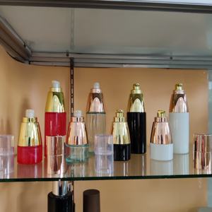 Unico A Forma di 30ml 100ml <span class=keywords><strong>Nero</strong></span> <span class=keywords><strong>Bianco</strong></span> Rosso Verde Bottiglia di Vetro per il Siero Olio Essenziale Lozione Per Il <span class=keywords><strong>Liquore</strong></span> con Oro rosa Pompa - Product Image 3