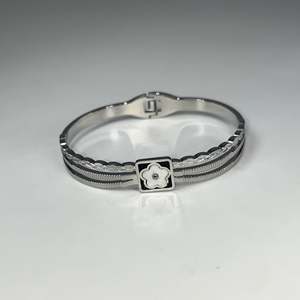 316L Stainless Steel Fashion <b>Bangle</b> With Flower Design PVD Gold Plating Sustainable Resistant Bracelet <b>For</b> Women - Product Image 1