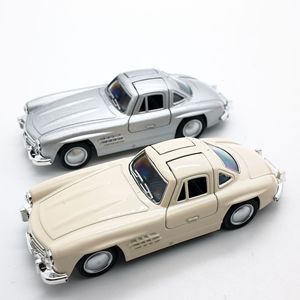 Modèle de voiture vintage en alliage avec fonction de recul et portes ouvrantes - Product Image 5