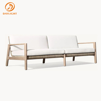 Modernes 2-Sitzer-Sofa-Set für den Außenbereich, Terrassen-Loveseat mit Aluminiumrahmen und Holzlatten-Akzenten, weiße Kissen und geometrische Kissen
