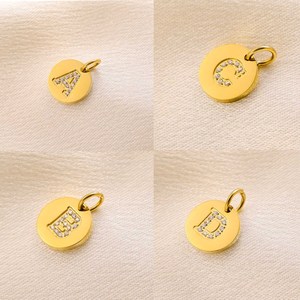 Dijes de letras del alfabeto con diseño de disco pavé |   Colgantes de Acero Inoxidable con Baño de Oro PVD de 18K y Circonitas con Iniciales para la Creación de Joyas |   Impermeable - Product Image 3