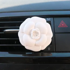 Clip di sfiato automatico per auto a forma di camelia in ceramica decorazione del condizionatore d'aria profumo diffusore di aromi per auto in ceramica deodorante per ambienti