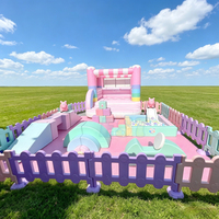 Ensemble de jeux d'intérieur moderne rose avec structure d'escalade et piscine à balles, et château gonflable pour la location lors de fêtes d'enfants