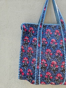 Bolsa de Mano de Algodón Azul y Rosa Hecha a Mano, Bolso con Estampado de Bloques Acolchado, Bolsa Reutilizable para Uso Diario, Regalo Sostenible para Mujeres - Product Image 4