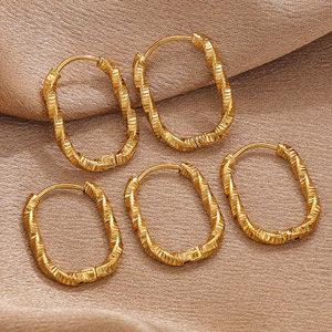 Boucles d'oreilles créoles rectangulaires texturées pour femmes |   Acier inoxydable plaqué or 18 carats avec design martelé |   Hypoallergénique et imperméable - Product Image 4