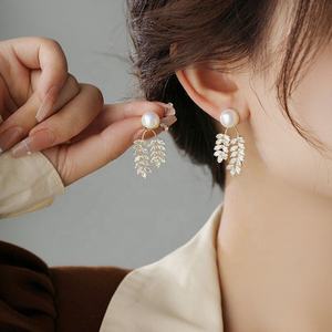 Pendientes de Botón de Alta Gama de Moda Francesa al por Mayor, Elegantes Pendientes de Mujer con Diseño de Espiga de Trigo de Circonio Nuevo, Aguja de Plata, Chapado en Oro sobre Cobre - Product Image 3