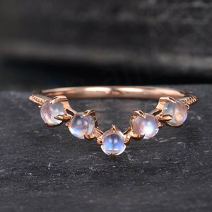 แหวนเงินแท้ 925 ชุบทองคำสีโรสโกลด์ ดีไซน์เรียบหรู ประดับด้วยมูนสโตนธรรมชาติ - Product Image 1