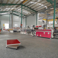 Ligne de production complète WPC PVC PE Bois Plastique Plancher Panneaux de salle de bain Panneaux d'armoires faisant la machine Noyau Vis Feuille Profil