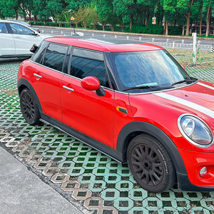 สเกิร์ตข้าง Amp-Z Mini Cooper F55 สีดำเปียโน ลายคาร์บอนไฟเบอร์ ผิวด้าน สไตล์แต่งรถ ปี 2014-2024 - Product Image 1