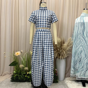 Nouvel ensemble deux pièces populaire pour femmes européennes et américaines : haut court sans col à carreaux bleus et blancs et <span class=keywords><strong>pantalon</strong></span> large - Product Image 4