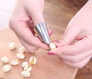 Vente en gros LMK064 Accessoires de cuisine polyvalents Protège-doigts anti-coupures Outils de décorticage des noix en acier inoxydable - Product Image 4