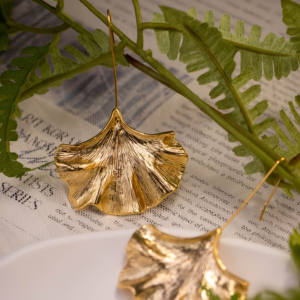 Boucles d'oreilles en alliage de cuivre plaqué argent, style bohème rétro simple, feuille de ginkgo au crochet, design irrégulier exagéré, pour femmes - Product Image 3