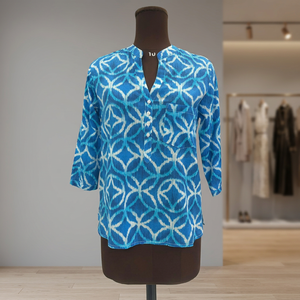 Camisa Casual 100% Algodón para Mujer – Calidad Premium |   Blusa de algodón con estampado geométrico azul para mujer, cuello en V, manga tres cuartos - Product Image 2