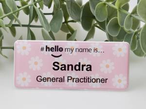 Badge nominatif pour personnel hospitalier en acrylique OEM/ODM, finition résine, motif 'Bonjour, je m'appelle Daisy', 76x32mm - Product Image 2