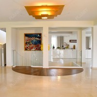 Escalier en colimaçon courbé sur mesure pour villa haut de gamme, structure en acier blanc artistique et fluide, marches en bois, système d'éclairage LED
