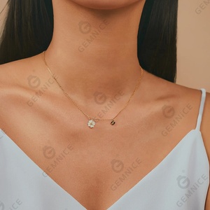 Collar con Colgante de Trébol de Cuatro Hojas de Plata de Ley 925 Clásico de Gemnel, Chapado en Oro con Madreperla - Product Image 3