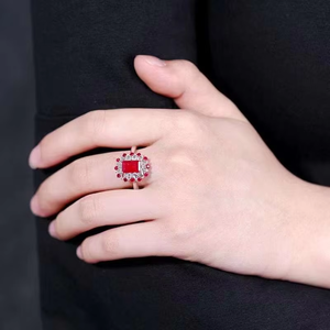 Anillo Rectangular de Oro Blanco de 18K con Rubíes, Diseño de Estrella con Diamantes en Forma de Pera y Pequeños Detalles de Rubíes - Product Image 5