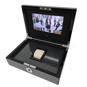 Finition noire brillante et affichage à LED intégré pour une protection ultime de la montre Boîtier de montre en bois moderne - Product Image 4