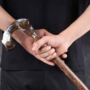 Bastón de Resina y Madera Diseñado para la Seguridad y el Estilo, Ofrece un Agarre Cómodo y Seguro - Product Image 3