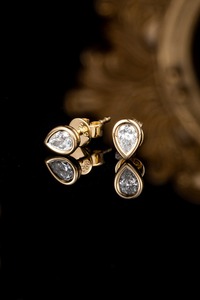 Pendientes de Oro Rosa Vintage con Engaste de Bisel, Diamante de Laboratorio con Corte Pera, Oro de 14k, Estilo Colgante con Patrón de Flecha de Gota de Agua - Product Image 5