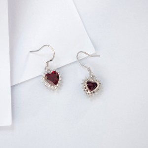 Boucles d'oreilles pendantes en argent 925 avec rubis cultivé taille cœur - Product Image 5