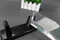 Trophée moderne en acrylique géométrique, plaque en plexiglas transparente gravée au laser personnalisée avec un élégant support noir