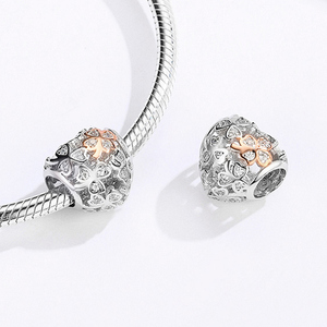 Charme en forme de cœur avec trèfle à quatre feuilles en or rose et pierres de zircon, cadeau romantique pour homme et femme - Product Image 3
