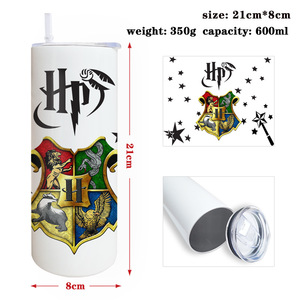 Cette bouteille d'eau <span class=keywords><strong>Harry</strong></span> <span class=keywords><strong>Potter</strong></span> de 600ml avec fonction de paille et d'isolation est parfaite pour les voyages et peut également être offerte en cadeau - Product Image 1