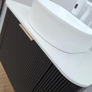 קיר יוקרתי מרוכבים חדר אמבטיה יהירות עם עיצוב מעוקל, ארון שחור מרוסק וקעת קרמיקה עגולה עבור פנים מודרניים - Product Image 6