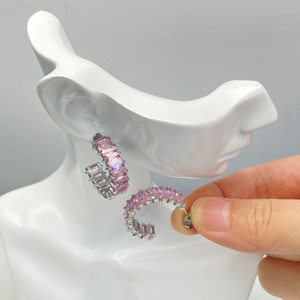 Pendientes de Aro en Forma de C de Acero Inoxidable con Oro de 18K y Circonita Cúbica Rosa Baguette, Pendientes Huggie de Cristal Brillante de Medio Círculo para Mujer, Venta al por Mayor - Product Image 3