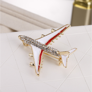 เข็มกลัดรูปเครื่องบินการ์ตูนสีแดงและสีน้ำเงินแบบขายส่ง เรียบง่าย ใช้งานได้หลากหลาย ประดับเพชรและคริสตัล รุ่นเครื่องบินเคลือบอ่อน - Product Image 3