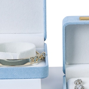 Boîte d'emballage de bijoux élégante en velours vert sauge avec logo personnalisé pour boucles d'oreilles et colliers |   Doublure en daim de qualité supérieure avec décoration métallique - Product Image 6