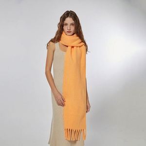 Écharpe longue rayée en cachemire épais de haute qualité avec pompons pour femme, nouvelle collection, vente en gros - Product Image 4